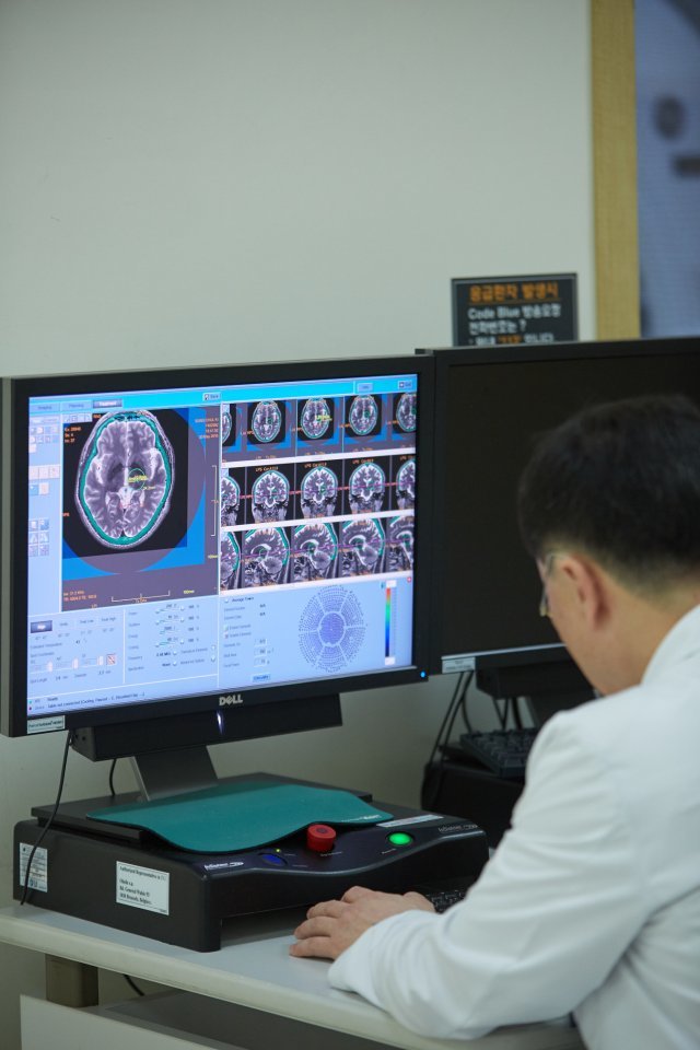 연세대 세브란스병원 신경외과 장진우 교수가 환자의 수전증을 치료하기 위해 자기공명영상(MRI)과 연동돼 작동되는 초음파 수술장비로 수술 설계를 진행하고 있다. 세브란스병원 제공