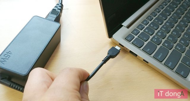USB-C 포트에 USB 전원 어댑터를 꽂아 충전을 한다(출처=IT동아)