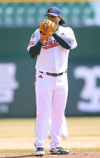 13일 부산 사직야구장에서 2018 신한은행 마이카 KBO리그 시범경기 롯데자이언츠와 LG트윈스의 경기가 열렸다. 롯데 투수 듀브론트. 부산 | 김진환 기자 kwangshin00@donga.com