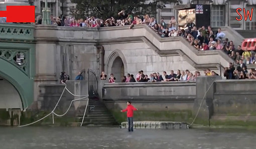 영국인 마술사 스티븐 프레인은 영국 템즈강을 어떠한 장비 없이 맨몸으로 건너 화제가 됐다. 자신에게 집중된 시선을 뒤로한 채 특유의 여유로움을 뽐내는 스티븐 프레인. 사진출처｜S.W.entertainment 유튜브 영상 캡처