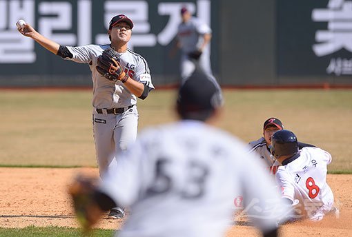 14일 부산 사직야구장에서 2018 신한은행 마이카 KBO리그 시범경기 롯데자이언츠와 LG트윈스의 경기가 열렸다. 4회말 1사 1루에서 LG 2루수 박지규가 롯데 김동현의 안타성 타구를 잡은 백승현의 토스를 받아 포스아웃 시킨 후 1루로 송구하고 있다. 부산 | 김진환 기자 kwangshin00@donga.com