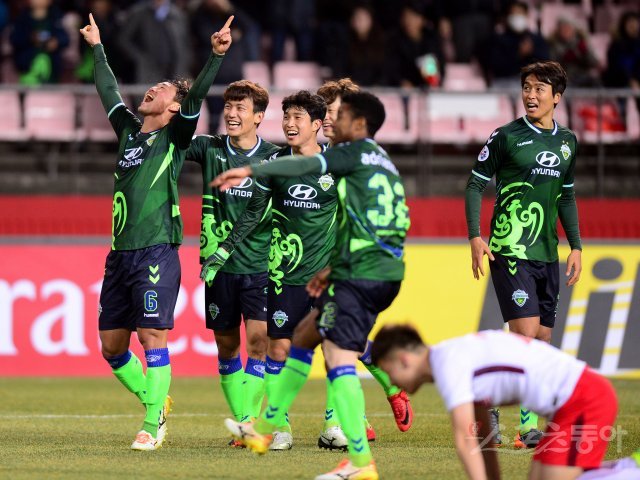 6일 전주월드컵경기장에서 열린 \'2018 아시아축구연맹(AFC) 챔피언스리그\' 전북 현대와 텐진 취안젠(중국)의 조별예선경기에서 전북 최보경이 골을 성공한 뒤 동료들과 기쁨을 나누고 있다. 전주 | 김민성 기자 marineboy@donga.com