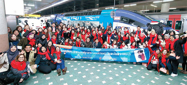 13일 서울 동대문구 청량리역에 모인 외국인 관광객들이 ‘한류관광열차’ 앞에서 사진을 찍고 있다. 한국관광공사 제공