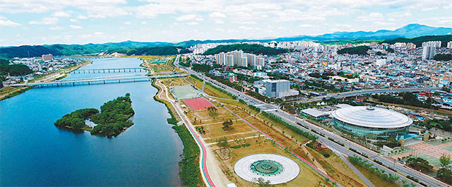 경북 안동시 운흥동 일대를 흐르는 낙동강 전경. 안동시는 낙동강을 기반으로 한 물 순환 선도도시 조성에 박차를 가하고 있다. 안동시 제공