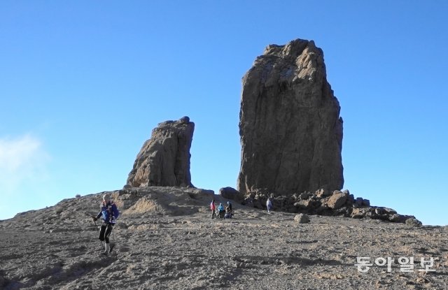 그란카나리아 섬 해발 1800m 지점에 자리한 거대한 바위인 ‘로케 누블로’. 구름바위라는 뜻으로 이 섬의 랜드마크 가운데 하나다. 라스팔마스=임재영 기자 jy788@donga.com