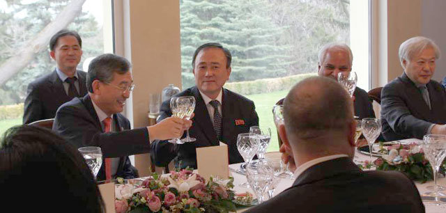 불가리아 한국대사관서 건배하는 남북 대사 14일 주불가리아 한국 대사관저에서 열린 아시아 국가 대사 오찬 모임에서 신부남 대사(왼쪽)와 차건일 주불가리아 북한 대사가 나란히 앉아 건배하고 있다. 주불가리아대사관 제공