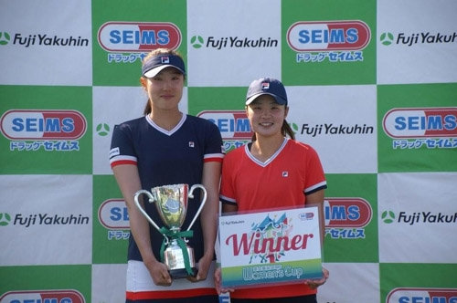 국제테니스연맹(ITF) 후지 야쿠힌컵 여자 서키트 테니스대회 여자복식에서 우승한 최지희(왼쪽)와 김나리