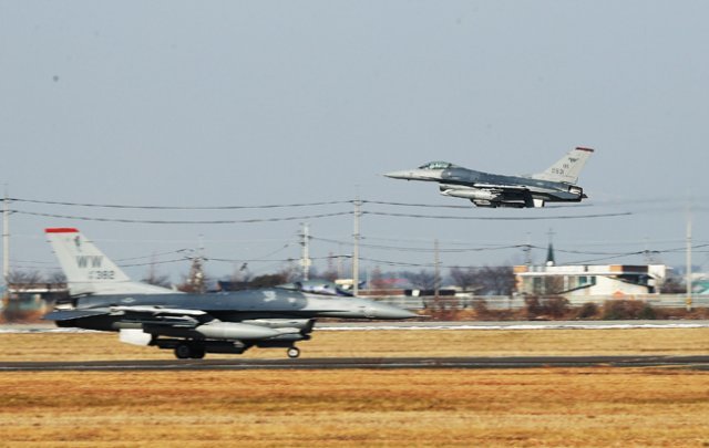 지난해 12월 6일 경기 평택시 주한미군 오산기지에서 F-16 전투기들이 분주하게 이동하고 있다. 한미 양국 공군은 12월 4~8일 연합공중훈련 ‘비질런트 에이스’를 역대 최대 규모로 진행했다. [사진공동취재단]