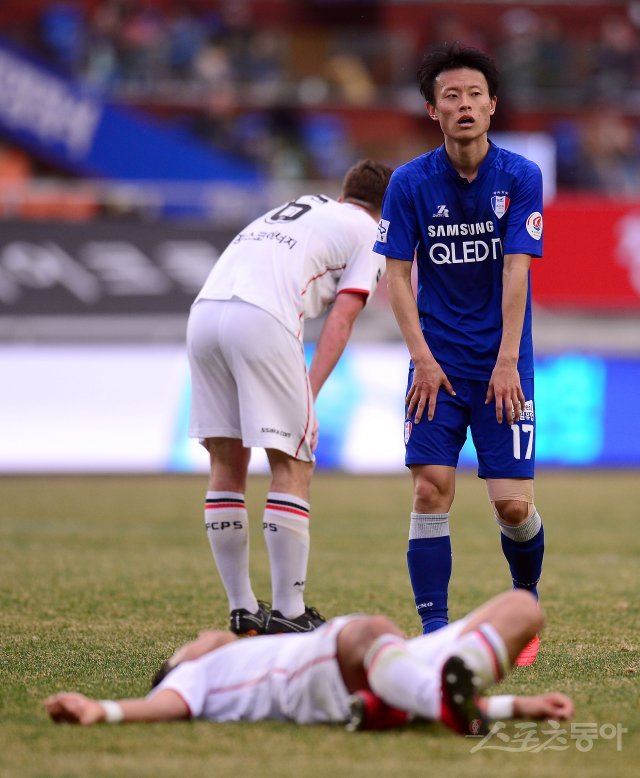 11일 수원월드컵경기장에서 열린 프로축구 ‘2018 KEB 하나은행 K리그1(클래식)’ 포항과 수원 경기에서 1-1 무승부로 끝나자 수원 김종우가 아쉬워하고 있다.  수원 | 김종원 기자 won@donga.com