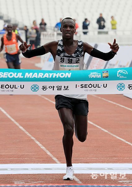 서울국제마라톤 겸 제89회 동아마라톤이 열린 18일 케냐 윌슨 로야나에 에루페 선수가 국제부문 남자 1위를 하고 있다. 전영한 동아일보 기자 scoopjyh@donga.com
