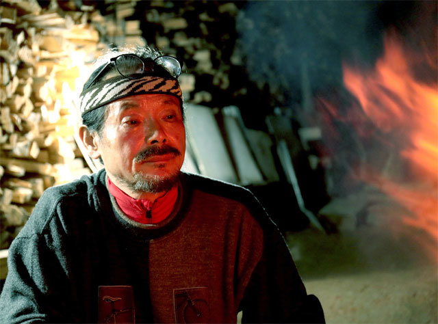 ‘토흔’이라는 독특한 작품 세계를 구축한 도예가 이종능 선생이 최근 가마에 불을 때고 있다. 지산도천방 제공