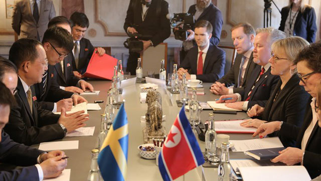 무슨 얘기 오갔나 리용호 북한 외무상과 마르고트 발스트룀 스웨덴 외교장관(오른쪽에서 두 번째 안경 낀 
여성)이 스톡홀름 외교부 청사에서 회담을 진행하고 있다. 스웨덴 정부는 “두 나라 외교장관이 외교부 청사와 영빈관을 오가며 
15일부터 사흘간 네 차례나 회담을 가졌다”고 밝혔다. 스웨덴 외교부 제공
