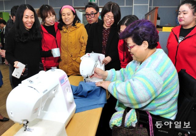 미싱 전문브랜드 ‘소잉팩토리 부라더미싱’이 장애인 자립활동을 위한 재봉틀을 기증, 지난 15일 ‘사)경기장애인자립생활센터협의회 수원시지부, 수원새벽빛장애인자립센터’ 대강당에서 기증식이 진행됐다. 센터 회원이 휠체어를 이용하는 장애인도 사용할 수 있는 부라더미싱의 재봉틀 ‘캠퍼스300’ 시연해 보고 있다