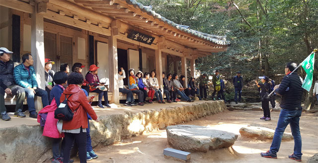 전남 강진군 다산공직관 청렴교육 과정에 참여한 공직자들이 도암면 다산초당에서 올바른 공직자 자세에 대한 강의를 듣고 있다. 강진군 제공