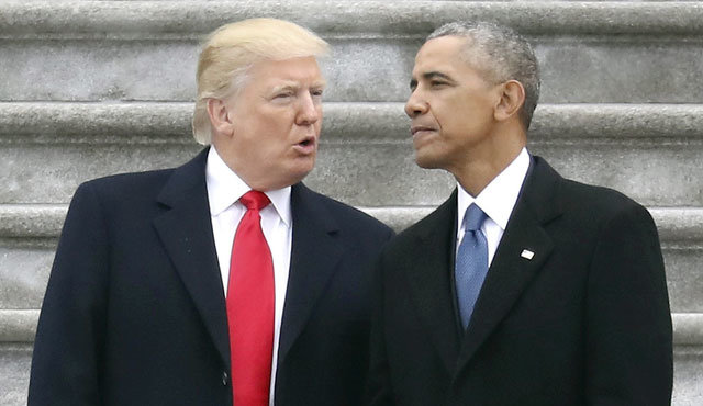 지난해 1월 20일 도널드 트럼프 미국 대통령 취임식장에서 얘기를 나누고 있는 버락 오바마 전 대통령(오른쪽)과 트럼프 대통령. 폴리티코 사이트 캡처