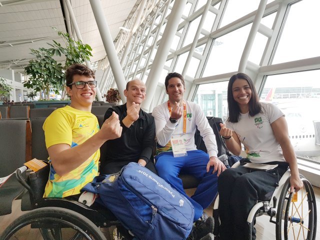 레안드로 리벨라 (사진 오른쪽에서 두 번째) 및 브라질 크로스컨트리스키 대표팀이 출국에 앞서 인천공항 탑승구에서 포즈를 취하고 있다.
/ 인천공항 제공
