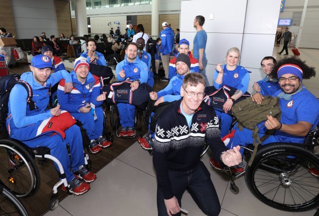 토르 외브레뵈 (사진 가운데) 및 노르웨이 패럴림픽 대표팀이 출국에 앞서 인천공항 탑승구에서 포즈를 취하고 있다.
/ 인천공항 제공