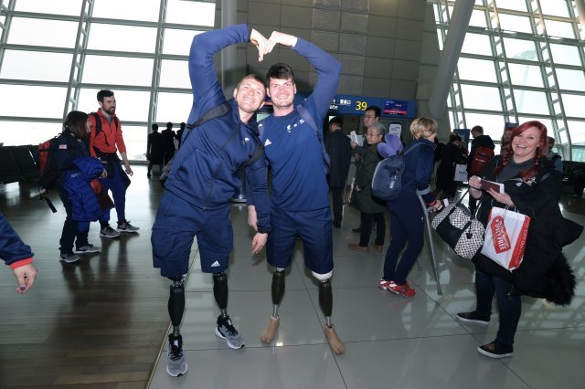 스콧 미나 (사진 왼쪽) 및 영국 패럴림픽 바이애슬론 대표팀이 출국에 앞서 인천공항 탑승구에서 포즈를 취하고 있다. 
/ 인천공항 제공