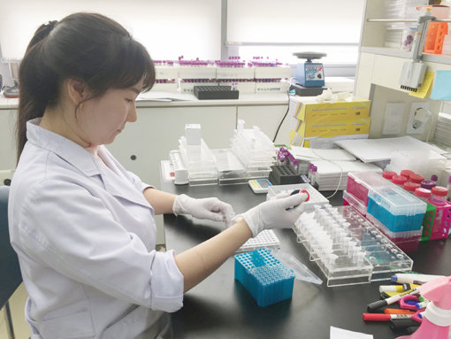 차세대염기서열분석(NGS) 기반 유전자 패널검사를 실시하고 있는 GC녹십자의료재단.