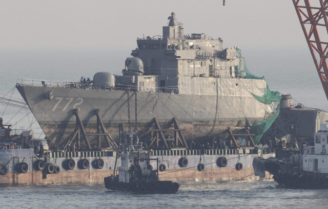 2010년 3월 26일 북한 공격을 받고 침몰한 천안함 인양 모습. 동아일보 DB