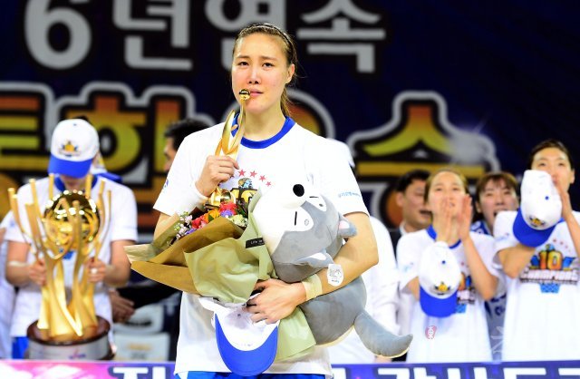 21일 청주실내체육관에서 열린 ‘신한은행 2017-2018 여자프로농구‘ 청주 KB와 아산 우리은행의 챔피언 결정전 3차전 경기에서 우리은행이 승리하며 우승을 차지했다. 통합 6연패 달성한 우리은행 김정은이 MVP를 수상한 뒤 기념촬영을 하고 있다. 청주 | 김민성 기자 marineboy@donga.com