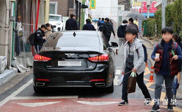 교문 나오자마자 車 쌩쌩 5일 대전 서구 도마초교 주변 이면도로에서 승용차 한 대가 하교하는 어린이 사이를 지나고 있다. 대전=전영한 기자 scoopjyh@donga.com