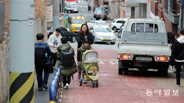 폭 좁아 통행 불편한 보행로 철제 울타리로 구분된 보행 공간을 어린이들이 걷고 있다. 폭이 좁아 두 명이 걸을 수조차 없다. 대전=전영한 기자 scoopjyh@donga.com
