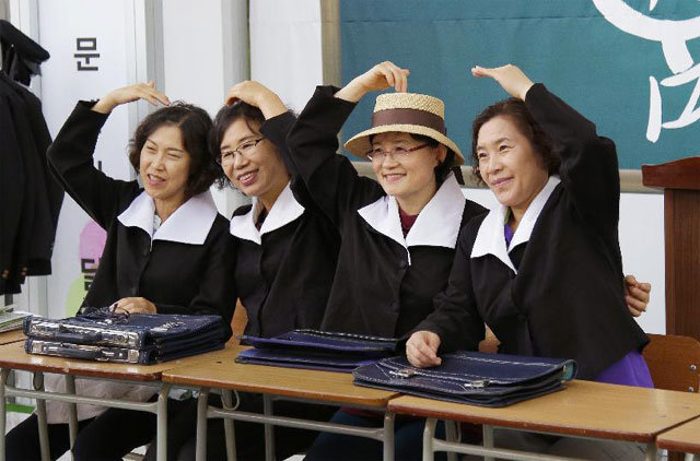 정보 격차가 벌어지면서 공공기관이나 금융기관에서 일처리가 어려운 비문해 인구가 줄어들지 않고 있다. 교복을 입고 포즈를 취한 할머니들. 국가문해교육센터 제공