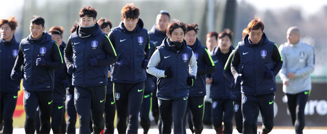 한국축구대표팀 선수들이 20일(현지 시간) 아일랜드 더블린의 아일랜드축구협회(FAI) 내셔널트레이닝센터에서 녹색 그라운드를 함께 달리며 몸을 풀고 있다. 대한축구협회 제공