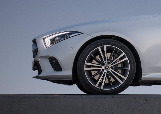 메르세데스벤츠 신형 CLS는 기존 벤츠 디자인의 문법을 파괴하고 ‘완전히 새로운 벤츠’를 소비자에게 선보일 전망이다. 벤츠가 처음 적용한 앞부분 ‘상어 코’ 라디에이터 그릴은 젊은 층의 취향을 겨냥했다. 메르세데스벤츠코리아 제공