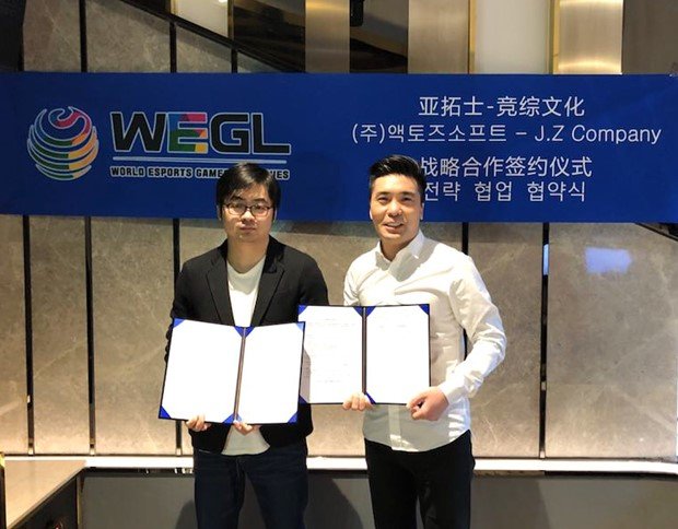 상하이종합문화미디어회사 Shi Guang Zhuo 대표(왼쪽)와 액토즈소프트 구오하이빈 대표(출처=액토즈소프트)