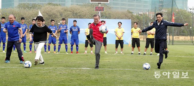 시축하는 文대통령-베트남 부총리 문재인 대통령과 김정숙 여사가 22일 베트남 하노이 베트남축구협회 국가대표 훈련장을 방문해 박항서 감독(김 여사 왼쪽), 부득담 베트남 부총리(오른쪽)와 함께 시축하고 있다. 하노이=원대연 기자 yeon72@donga.com