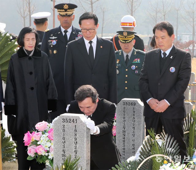 이낙연 국무총리(앞)와 유족 대표 등이 23일 국립대전현충원에서 열린 ‘제3회 서해 수호의 날 기념식’에 앞서 천안함 46용사의 
묘역을 찾아 참배하고 있다. 뒷줄 왼쪽부터 피우진 국가보훈처장, 빈센트 브룩스 주한미군사령관, 송영무 국방부 장관. 대전=최혁중 
기자 sajinman@donga.com