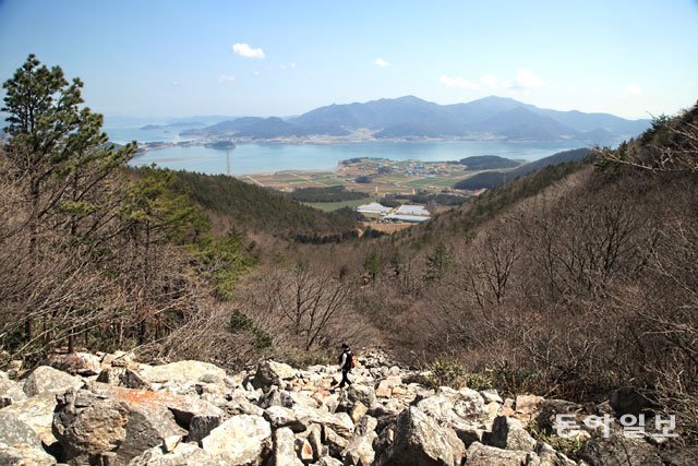 산골짝 아래 저 바다 왼편으론 해남 완도를 잇는 완도대교가 보이고 그 반대편은 다도해해상국립공원이다. 여긴 달마고도 3코스의 너덜 구간으로 이 돌무더기는 8km나 이어지는 암석연봉의 추락 잔해다. 해남(전남)에서 summer@donga.com