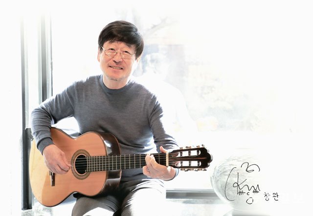 1970∼80년대 한국 록의 대명사였던 ‘산울림’의 리더 김창완 씨. 그는 밴드 활동은 물론이고 연기자, 라디오 DJ로도 맹활약 중이다. 예순이 넘었어도 그의 미소는 여전히 해맑았다. 원대연 기자 yeon72@donga.com