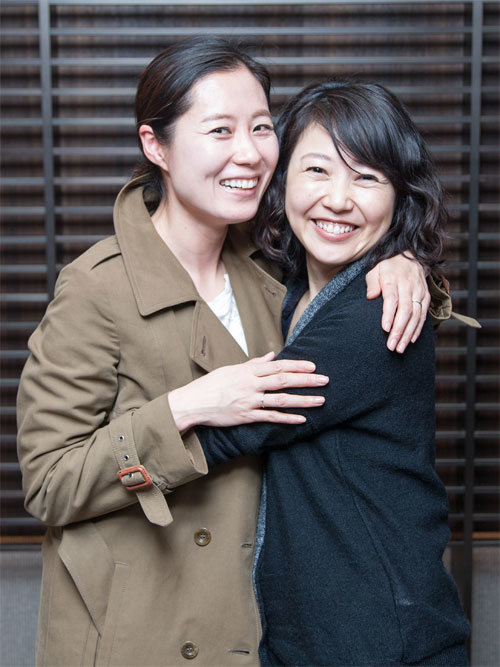 문소리(왼쪽)와 니시카와 미와가 2016년 서울에서 대담을 나눈 뒤 함께 포즈를 취했다. 마음산책 제공