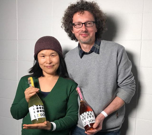 충북 충주시 엄정면에서 내추럴 시드르와 와인을 생산하는 도미니크 에어케 씨(오른쪽)와 신이현 씨 부부.