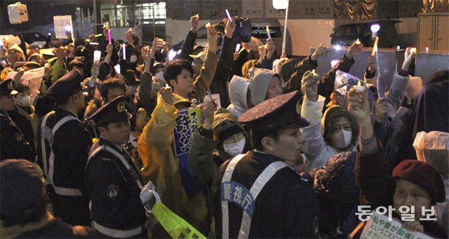 23일 오후 일본 도쿄 총리관저 앞에서는 최근 학원 스캔들과 관련해 아베 신조 총리의 사임을 요구하는 촛불시위가 열렸다. 시위 
참석자들이 집회 도중 촛불을 들어 올려 항의의 뜻을 전하고 있다. 도쿄=장원재 특파원 peacechaos@donga.com