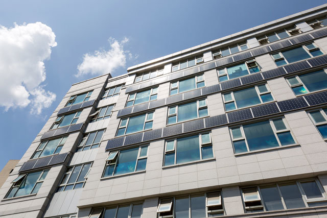 서울 성동구 한 오피스텔 건물 외벽에 설치된 태양광발전기 패널. 시는 태양광발전기를 설치하려는 가구에 설치비용의 50%를 지원한다. 서울시 제공