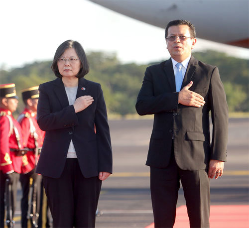 차이잉원 대만 총통(왼쪽)이 지난해 1월 엘살바도르에 도착해 공항에서 우고 마르티네스 외교장관의 영접을 받으며 환영식에 참석했다. 사진 출처 구글닷컴