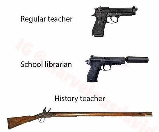 도널드 트럼프의 교사 총기 무장 발언을 비꼰 미국 누리꾼들의 패러디. 위부터 평교사, 도서관 사서, 역사 교사용 총.