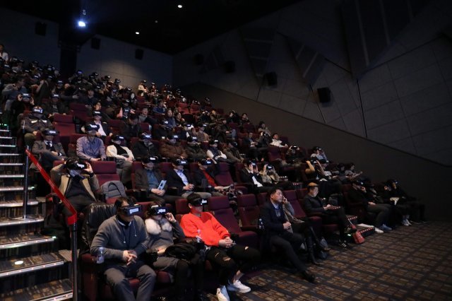 ‘4DX’관에서 VR 기기를 쓴 채 영화를 보고 있는 관객들. 360도로 촬영해 고개를 돌리는 만큼 넓게 보인다. 오른쪽은 관객의 거부감을 줄이려 공포나 액션물 대신 로맨스 장르로 접근한 VR영화 ‘기억을 만나다’의 한 장면. CGV·바른손이앤에이 제공