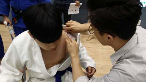 분당자생한방병원 의료진이 지난 24일 열린 제3회 성남시 유도회장기 체급별 유도대회에 참가한 선수를 치료하고 있다.