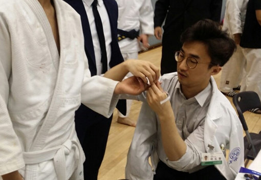 분당자생한방병원 의료진이 지난 24일 열린 제3회 성남시 유도회장기 체급별 유도대회에 참가한 선수를 치료하고 있다.