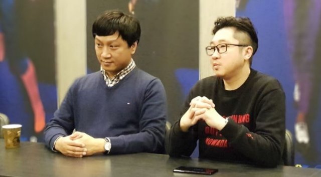 인터뷰 중인 김정수 기획팀장(좌)과 박인우PD(우) / 게임동아