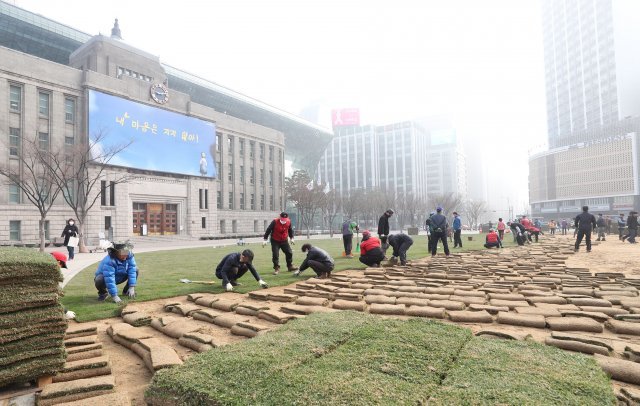 26일 오전 9시 13분경 서울시청광장이 미세먼지와 안개로 뿌연 가운데 인부들이 잔디식재 작업을 하고있다.