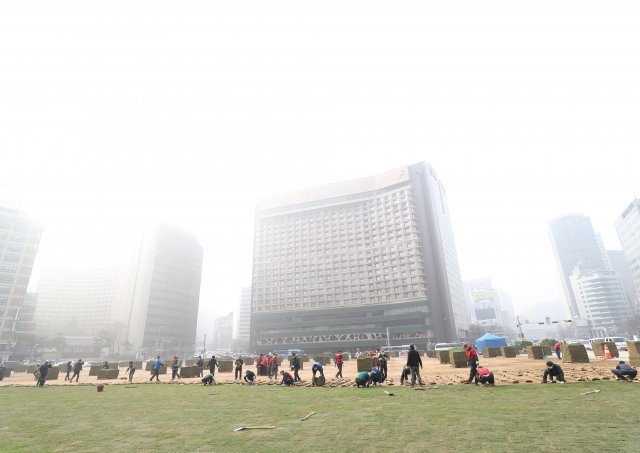 26일 오전 서울시청광장이 미세먼지와 안개로 뿌연 가운데 인부들이 잔디식재 작업을 하고있다.