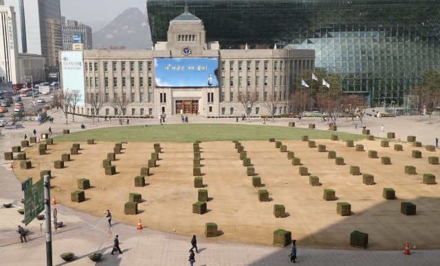 26일 오후 서울시청광장 잔디식재 작업이 미세먼지 때문에 중단됐다.