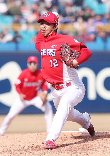 올해로 프로 24번째 시즌을 맞이한 임창용(KIA)은 ‘나이는 숫자에 불과하다’는 말을 몸소 실천하고 있다. 그는 “내 등번호(12번)만큼 팀의 우승 횟수를 늘리고 싶다”며 2018시즌 우승에 대한 남다른 다짐을 밝혔다. 사진제공｜스포츠코리아