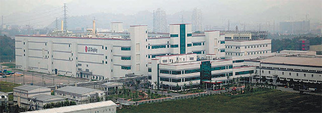 LG디스플레이 중국 광저우 LCD 패널 공장 모습. LG디스플레이는 이 공장 옆에 2019년 하반기 가동을 목표로 대규모 유기발광다이오드(OLED·올레드) 패널 공장을 건설 중이다. LG디스플레이 제공